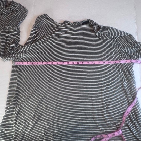 Wallpapher Gray White Striped Bell Sleeve Keyhole Top 2X - Picture 8 of 12